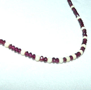 in unserer Werkstatt designtes Einzelstück, funkelnd facettierte Granat-Kugel-Kette im typischen modernen Granatrot, Gesamtlänge 42 cm mit einem Federring-Verschluß aus Silber, Unikat, Zwischenteile Muschel-Kugeln, Stein-Durchmesser 3,5 mm -	Unikatschmuck nur erhältlich im Onlineshop von Juwelier & Goldschmiede Danilo! 