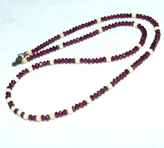 in unserer Werkstatt designtes Einzelstück, funkelnd facettierte Granat-Kugel-Kette im typischen modernen Granatrot, Gesamtlänge 42 cm mit einem Federring-Verschluß aus Silber, Unikat, Zwischenteile Muschel-Kugeln, Stein-Durchmesser 3,5 mm -	Unikatschmuck nur erhältlich im Onlineshop von Juwelier & Goldschmiede Danilo! 