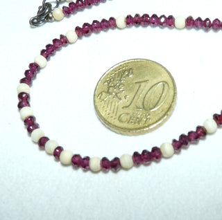 in unserer Werkstatt designtes Einzelstück, funkelnd facettierte Granat-Kugel-Kette im typischen modernen Granatrot, Gesamtlänge 42 cm mit einem Federring-Verschluß aus Silber, Unikat, Zwischenteile Muschel-Kugeln, Stein-Durchmesser 3,5 mm -	Unikatschmuck nur erhältlich im Onlineshop von Juwelier & Goldschmiede Danilo! 