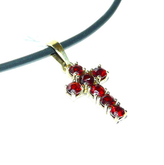 Einzelstück, feiner Granat-Kreuz-Anhänger aus 7 funkelnd facettierten, runden, typisch roten Granaten in Kreuzform angeordnet, 333 Gold, in Krappen-Fassungen eingefaßt - Unikatschmuck nur erhältlich im Onlineshop von Juwelier & Goldschmiede Danilo! 