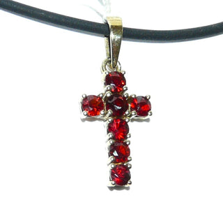 Einzelstück, feiner Granat-Kreuz-Anhänger aus 7 funkelnd facettierten, runden, typisch roten Granaten in Kreuzform angeordnet, 333 Gold, in Krappen-Fassungen eingefaßt - Unikatschmuck nur erhältlich im Onlineshop von Juwelier & Goldschmiede Danilo! 