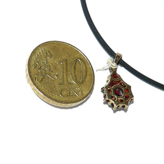 feines Einzelstück in besonderer Form, tropfenförmiger Granat-Anhänger aus 333 Gold, 9 kleinere & 1 größerer runder, dunkelroter, facettierter Granat in Krappenfassungen, Dreieckschlaufe - Goldschmiede Danilo