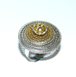 Einzelstück, Ring aus 925 Silber in Filigran-Technik gefertigt, in den Tiefen geschwärzt + mit vergoldeter Mitte, Etagenaufbau mit einer Blüte im Mittelpunkt, umrahmt von Kordeln, wirkt wie feine Spitze in Metall verewigt, Ringweite 60, paßt zu Anhänger An 0235 -	Einzelstücke nur erhältlich bei www.danilogold-shop.de