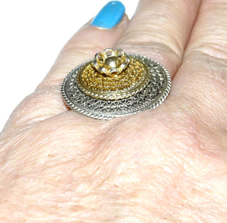 Einzelstück, Ring aus 925 Silber in Filigran-Technik gefertigt, in den Tiefen geschwärzt + mit vergoldeter Mitte, Etagenaufbau mit einer Blüte im Mittelpunkt, umrahmt von Kordeln, wirkt wie feine Spitze in Metall verewigt, Ringweite 60, paßt zu Anhänger An 0235 -	Einzelstücke nur erhältlich bei www.danilogold-shop.de