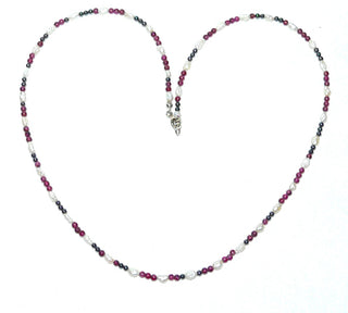 in unserer Werkstatt designtes Einzelstück, filigrane zarte Granat-Hämatit-Kugel-Kette mit 2,5 mm Durchmesser, helle Akzente durch Reiskorn-Süßwasser-Perlen, Gesamtlänge 47 cm, Federring-Verschluß aus 925 Silber, Unikat, auf Stahlseil aufgereiht-	Unikatschmuck nur erhältlich im Onlineshop von Juwelier & Goldschmiede Danilo! 