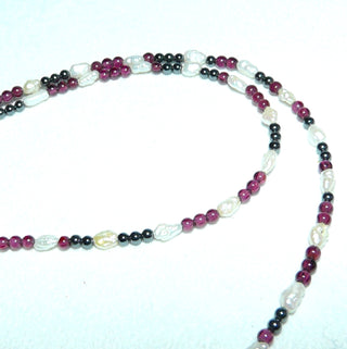 in unserer Werkstatt designtes Einzelstück, filigrane zarte Granat-Hämatit-Kugel-Kette mit 2,5 mm Durchmesser, helle Akzente durch Reiskorn-Süßwasser-Perlen, Gesamtlänge 47 cm, Federring-Verschluß aus 925 Silber, Unikat, auf Stahlseil aufgereiht-	Unikatschmuck nur erhältlich im Onlineshop von Juwelier & Goldschmiede Danilo! 