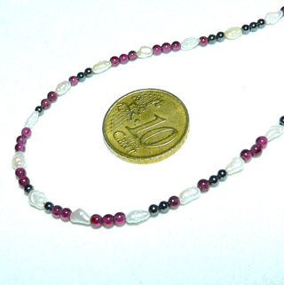 in unserer Werkstatt designtes Einzelstück, filigrane zarte Granat-Hämatit-Kugel-Kette mit 2,5 mm Durchmesser, helle Akzente durch Reiskorn-Süßwasser-Perlen, Gesamtlänge 47 cm, Federring-Verschluß aus 925 Silber, Unikat, auf Stahlseil aufgereiht-	Unikatschmuck nur erhältlich im Onlineshop von Juwelier & Goldschmiede Danilo! 