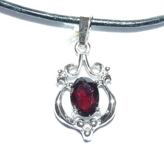 Einzelstück, filigraner Granat-Anhänger aus 835 Silber mit einem ovalen, funkelnd facettierten Granat im typischen Granat-Rot, sicher gehalten in einem 4-Krapper-Chaton, floral umrahmt von Schnörkeln + Kugeln. -	Nur erhältlich bei www.danilogold-shop.de