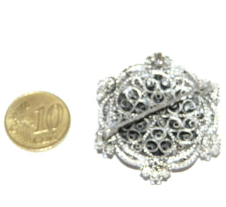 Trachtenschmuck, filigraner gefertigtes Einzelstück, Korallen-Anhänger + Brosche in Filigrantechnik, Brosch-Anhänger als Rosette mit Kugeln, 835 Silber poliert, in den Tiefen geschwärzt mit einer kleinen roten Naturkoralle, Art Deco um 1920. Dazu paßt Vin 0098 + Vin 100-	Unikatschmuck nur erhältlich im Onlineshop von Juwelier & Goldschmiede Danilo!