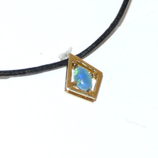 handgefertigtes Einzelstück, filigraner, luftiger Opal-Anhänger aus 585 Gold, eine australische, blau-grün schillernde, ovale Opal-Triplette, umrahmt mit einer Drachenförmigen Fassung aus zarten Goldstreben, zum Durchfädeln -	Handarbeiten online bestellen bei Juwelier & Goldschmiede Danilo!