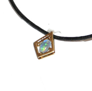 handgefertigtes Einzelstück, filigraner, luftiger Opal-Anhänger aus 585 Gold, eine australische, blau-grün schillernde, ovale Opal-Triplette, umrahmt mit einer Drachenförmigen Fassung aus zarten Goldstreben, zum Durchfädeln -	Handarbeiten online bestellen bei Juwelier & Goldschmiede Danilo!