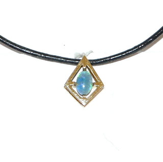 handgefertigtes Einzelstück, filigraner, luftiger Opal-Anhänger aus 585 Gold, eine australische, blau-grün schillernde, ovale Opal-Triplette, umrahmt mit einer Drachenförmigen Fassung aus zarten Goldstreben, zum Durchfädeln -	Handarbeiten online bestellen bei Juwelier & Goldschmiede Danilo!