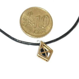 handgefertigtes Einzelstück, filigraner, luftiger Opal-Anhänger aus 585 Gold, eine australische, blau-grün schillernde, ovale Opal-Triplette, umrahmt mit einer Drachenförmigen Fassung aus zarten Goldstreben, zum Durchfädeln -	Handarbeiten online bestellen bei Juwelier & Goldschmiede Danilo!