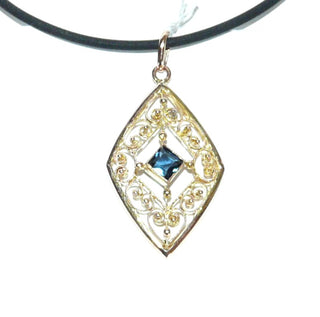 antikes Einzelstück, filigraner Vintage-Jugendstil-Anhänger in Rauten-Form, poliert aus 375 Gold, quadratische, für die Zeit typische blaue, facettierte Saphir-Replik, von Hermann Speide um 1900 -	Unikate und Pretiosen nur erhältlich im Onlineshop der Goldschmiede Danilo!