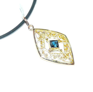 antikes Einzelstück, filigraner Vintage-Jugendstil-Anhänger in Rauten-Form, poliert aus 375 Gold, quadratische, für die Zeit typische blaue, facettierte Saphir-Replik, von Hermann Speide um 1900 -	Unikate und Pretiosen nur erhältlich im Onlineshop der Goldschmiede Danilo!