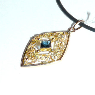 antikes Einzelstück, filigraner Vintage-Jugendstil-Anhänger in Rauten-Form, poliert aus 375 Gold, quadratische, für die Zeit typische blaue, facettierte Saphir-Replik, von Hermann Speide um 1900 -	Unikate und Pretiosen nur erhältlich im Onlineshop der Goldschmiede Danilo!