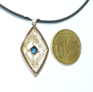 antikes Einzelstück, filigraner Vintage-Jugendstil-Anhänger in Rauten-Form, poliert aus 375 Gold, quadratische, für die Zeit typische blaue, facettierte Saphir-Replik, von Hermann Speide um 1900 -	Unikate und Pretiosen nur erhältlich im Onlineshop der Goldschmiede Danilo!