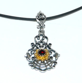 Einzelstück, filigraner, antik wirkender Granat-Anhänger aus 925 Silber, in der vergoldeten Mitte ein runder, funkelnd facettierter Granat, umrahmt von Schnörkeln + Bögen, wirkt wie feine Spitze in Metall verewigt, in den Tiefen geschwärzt. Dazu paßt Ring Ri 0147. (Lieferung erfolgt ohne Kette) -	Einzelstücke nur erhältlich bei www.danilogold-shop.de