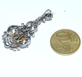 Einzelstück, filigraner, antik wirkender Granat-Anhänger aus 925 Silber, in der vergoldeten Mitte ein runder, funkelnd facettierter Granat, umrahmt von Schnörkeln + Bögen, wirkt wie feine Spitze in Metall verewigt, in den Tiefen geschwärzt. Dazu paßt Ring Ri 0147. (Lieferung erfolgt ohne Kette) -	Einzelstücke nur erhältlich bei www.danilogold-shop.de