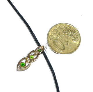 filigranes Einzelstück, langgezogener Chromdiopsid-Anhänger aus 333 Gold mit 3 kleinen, runden, grasgrünen, funkelnd facettierten Chromdiopsiden in 2-Krapper-Chatons, zum Durchfädeln -	Einzelstücke nur erhältlich bei www.danilogold-shop.de
