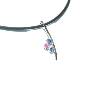 filigranes, handgefertigtes Einzelstück, langgezogener Saphir-Rubin-Anhänger aus 585 Weißgold, mit 2 funkelnd facettierten, blauen Saphiren + 1 Rubin in 8-Krapper-Chatons, geschwungener 4-Kant-Stab, zum Durchfädeln -	Handgefertigtes Unikat! Nur im Onlineshop von Juwelier & Goldschmiede Danilo!