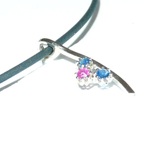 filigranes, handgefertigtes Einzelstück, langgezogener Saphir-Rubin-Anhänger aus 585 Weißgold, mit 2 funkelnd facettierten, blauen Saphiren + 1 Rubin in 8-Krapper-Chatons, geschwungener 4-Kant-Stab, zum Durchfädeln -	Handgefertigtes Unikat! Nur im Onlineshop von Juwelier & Goldschmiede Danilo!