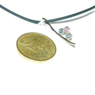 filigranes, handgefertigtes Einzelstück, langgezogener Saphir-Rubin-Anhänger aus 585 Weißgold, mit 2 funkelnd facettierten, blauen Saphiren + 1 Rubin in 8-Krapper-Chatons, geschwungener 4-Kant-Stab, zum Durchfädeln -	Handgefertigtes Unikat! Nur im Onlineshop von Juwelier & Goldschmiede Danilo!