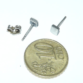 finnische Einzelstücke, Nordform-Design, Ohrstecker "Mini-Quadrat" auch für Herren geeignet, aus 925 Silber, seidenmatt + in den Tiefen geschwärzt. Anlaufgeschützt. Die gesamte skandinavische / finnische Nordform-Kollektion ist so designt, daß fast alle Schmuckstücke miteinander kombinierbar sind und diese Ohrstecker passen zu wirklich jedem Stück der Nordform-Kollektion.-	Herrenschmuck in Gold & Silber nur bei www.danilogold-shop.de