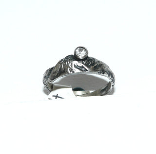 Einzelstück, finnisches Nordform-Design, Bergkristall-Ring "Lava" aus 925 Silber, mit einem runden, funkelnd facettierten Bergkristall, seidenmatt + in den Tiefen geschwärzt, verstellbare Ringweite bis ca. Weite 58. Anlaufgeschützt. -	skandinavisches Design zuhause bei www.danilogold-shop.de