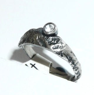 Einzelstück, finnisches Nordform-Design, Bergkristall-Ring "Lava" aus 925 Silber, mit einem runden, funkelnd facettierten Bergkristall, seidenmatt + in den Tiefen geschwärzt, verstellbare Ringweite bis ca. Weite 58. Anlaufgeschützt. -	skandinavisches Design zuhause bei www.danilogold-shop.de