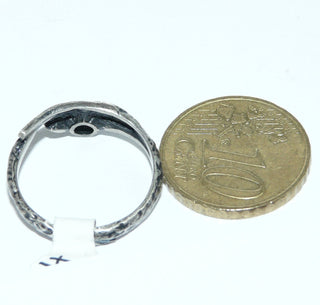 Einzelstück, finnisches Nordform-Design, Bergkristall-Ring "Lava" aus 925 Silber, mit einem runden, funkelnd facettierten Bergkristall, seidenmatt + in den Tiefen geschwärzt, verstellbare Ringweite bis ca. Weite 58. Anlaufgeschützt. -	skandinavisches Design zuhause bei www.danilogold-shop.de