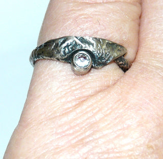 Einzelstück, finnisches Nordform-Design, Bergkristall-Ring "Lava" aus 925 Silber, mit einem runden, funkelnd facettierten Bergkristall, seidenmatt + in den Tiefen geschwärzt, verstellbare Ringweite bis ca. Weite 58. Anlaufgeschützt. -	skandinavisches Design zuhause bei www.danilogold-shop.de