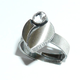Einzelstück, finnisches Nordform-Design, Bergkristall-Ring "Nordform-Tropfen" aus 925 Silber, mit einem runden, funkelnd facettierten Bergkristall, seidenmatt + in den Tiefen geschwärzt, verstellbare Ringweite bis ca. Weite 65. Anlaufgeschützt. -	Finnlandschmuck bei Goldschmiede Danilo