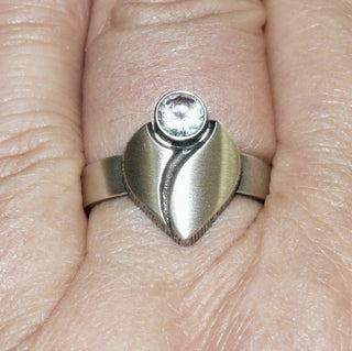 Einzelstück, finnisches Nordform-Design, Bergkristall-Ring "Nordform-Tropfen" aus 925 Silber, mit einem runden, funkelnd facettierten Bergkristall, seidenmatt + in den Tiefen geschwärzt, verstellbare Ringweite bis ca. Weite 65. Anlaufgeschützt. -	Finnlandschmuck bei Goldschmiede Danilo