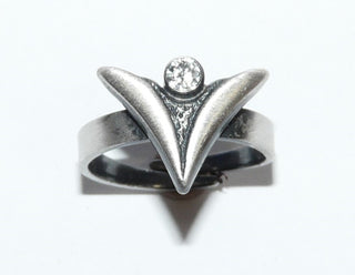 finnisches Einzelstück, Nordform-Design, Bergkristall-Ring in V-Form aus 925 Silber, mit einem runden, funkelnd facettierten Bergkristall, seidenmatt + in den Tiefen geschwärzt, verstellbare Ringweite bis ca. Weite 57. Anlaufgeschützt. -	skandinavisches Design zuhause bei www.danilogold-shop.de