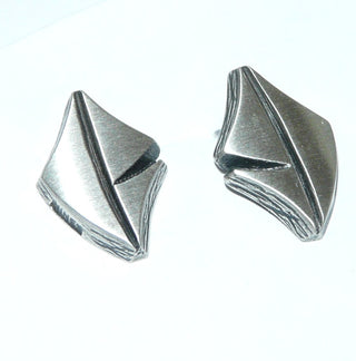 Einzelstücke, Nordform-Design, Ohrstecker "geschwungener Drachen" aus 925 Silber, seidenmatt, in den Tiefen geschwärzt. Die gesamte skandinavische / finnische Nordform-Kollektion ist so designt, daß fast alle Schmuckstücke miteinander kombinierbar sind. Besonders gut zu diesem Schmuckstück paßt Nord 0044 -	
-	Nur erhältlich im Onlineshop von Juwelier & Goldschmiede Danilo!
