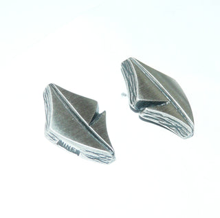 Einzelstücke, Nordform-Design, Ohrstecker "geschwungener Drachen" aus 925 Silber, seidenmatt, in den Tiefen geschwärzt. Die gesamte skandinavische / finnische Nordform-Kollektion ist so designt, daß fast alle Schmuckstücke miteinander kombinierbar sind. Besonders gut zu diesem Schmuckstück paßt Nord 0044 -	
-	Nur erhältlich im Onlineshop von Juwelier & Goldschmiede Danilo!
