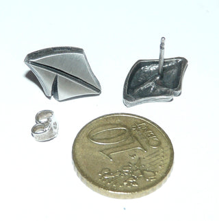 Einzelstücke, Nordform-Design, Ohrstecker "geschwungener Drachen" aus 925 Silber, seidenmatt, in den Tiefen geschwärzt. Die gesamte skandinavische / finnische Nordform-Kollektion ist so designt, daß fast alle Schmuckstücke miteinander kombinierbar sind. Besonders gut zu diesem Schmuckstück paßt Nord 0044 -	
-	Nur erhältlich im Onlineshop von Juwelier & Goldschmiede Danilo!
