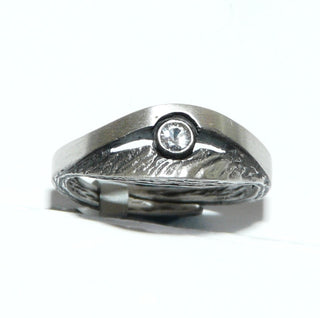 Einzelstück, Nordform-Design, Nordform-Ring "großer Bogen" aus 925 Silber mit einem runden, funkelnd facettierten Bergkristall, seidenmatt, in den Tiefen geschwärzt, verstellbare Ringweite bis ca. 63. Die gesamte skandinavische / finnische Nordform-Kollektion ist so designt, daß fast alle Schmuckstücke miteinander kombinierbar sind. Besonders gut zu diesem Schmuckstück paßt Nord 0022 + Collier Nord 0004. - Nur erhältlich bei www.danilogold-shop.de
