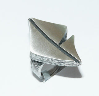 Einzelstück, Nordform-Design, Statement-Ring "geschwungener Drachen" aus 925 Silber, seidenmatt, in den Tiefen geschwärzt, verstellbare Ringweite bis ca. 65. Die gesamte skandinavische / finnische Nordform-Kollektion ist so designt, daß fast alle Schmuckstücke miteinander kombinierbar sind. Besonders gut zu diesem Schmuckstück paßt Nord 0010, 0016, 0023. (Kennen Sie Ihre Ringweite? Dann geben Sie diese bei der Bestellung an, und wir stellen diese Weite vorab für Sie ein!)-Nur erhältlich bei www.danilogold.d