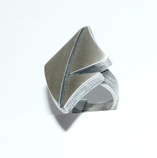 Einzelstück, Nordform-Design, Statement-Ring "geschwungener Drachen" aus 925 Silber, seidenmatt, in den Tiefen geschwärzt, verstellbare Ringweite bis ca. 65. Die gesamte skandinavische / finnische Nordform-Kollektion ist so designt, daß fast alle Schmuckstücke miteinander kombinierbar sind. Besonders gut zu diesem Schmuckstück paßt Nord 0010, 0016, 0023. (Kennen Sie Ihre Ringweite? Dann geben Sie diese bei der Bestellung an, und wir stellen diese Weite vorab für Sie ein!)-Nur erhältlich bei www.danilogold.d