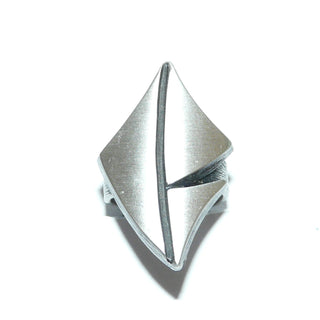 Einzelstück, Nordform-Design, Statement-Ring "geschwungener Drachen" aus 925 Silber, seidenmatt, in den Tiefen geschwärzt, verstellbare Ringweite bis ca. 65. Die gesamte skandinavische / finnische Nordform-Kollektion ist so designt, daß fast alle Schmuckstücke miteinander kombinierbar sind. Besonders gut zu diesem Schmuckstück paßt Nord 0010, 0016, 0023. (Kennen Sie Ihre Ringweite? Dann geben Sie diese bei der Bestellung an, und wir stellen diese Weite vorab für Sie ein!)-Nur erhältlich bei www.danilogold.d