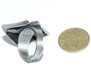 Einzelstück, Nordform-Design, Statement-Ring "geschwungener Drachen" aus 925 Silber, seidenmatt, in den Tiefen geschwärzt, verstellbare Ringweite bis ca. 65. Die gesamte skandinavische / finnische Nordform-Kollektion ist so designt, daß fast alle Schmuckstücke miteinander kombinierbar sind. Besonders gut zu diesem Schmuckstück paßt Nord 0010, 0016, 0023. (Kennen Sie Ihre Ringweite? Dann geben Sie diese bei der Bestellung an, und wir stellen diese Weite vorab für Sie ein!)-Nur erhältlich bei www.danilogold.d