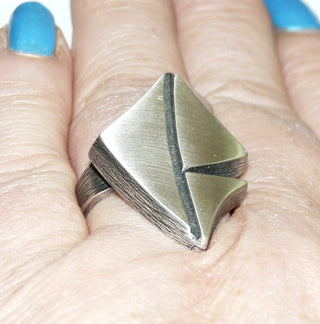 Einzelstück, Nordform-Design, Statement-Ring "geschwungener Drachen" aus 925 Silber, seidenmatt, in den Tiefen geschwärzt, verstellbare Ringweite bis ca. 65. Die gesamte skandinavische / finnische Nordform-Kollektion ist so designt, daß fast alle Schmuckstücke miteinander kombinierbar sind. Besonders gut zu diesem Schmuckstück paßt Nord 0010, 0016, 0023. (Kennen Sie Ihre Ringweite? Dann geben Sie diese bei der Bestellung an, und wir stellen diese Weite vorab für Sie ein!)-Nur erhältlich bei www.danilogold.d