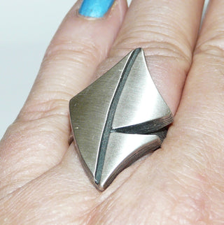 Einzelstück, Nordform-Design, Statement-Ring "geschwungener Drachen" aus 925 Silber, seidenmatt, in den Tiefen geschwärzt, verstellbare Ringweite bis ca. 65. Die gesamte skandinavische / finnische Nordform-Kollektion ist so designt, daß fast alle Schmuckstücke miteinander kombinierbar sind. Besonders gut zu diesem Schmuckstück paßt Nord 0010, 0016, 0023. (Kennen Sie Ihre Ringweite? Dann geben Sie diese bei der Bestellung an, und wir stellen diese Weite vorab für Sie ein!)-Nur erhältlich bei www.danilogold.d