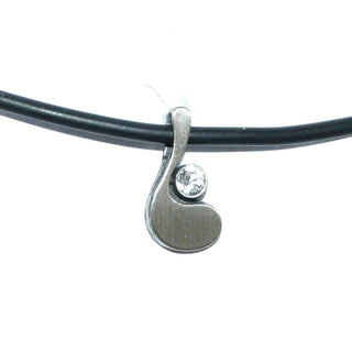 Einzelstück, Nordform-Design, kleiner Anhänger "Note" aus 925 Silber mit Bergkristall, seidenmatt, in den Tiefen geschwärzt, zum Durchfädeln. Die gesamte skandinavische / finnische Nordform-Kollektion ist so designt, daß fast alle Schmuckstücke miteinander kombinierbar sind. Besonders gut zu diesem Schmuckstück paßt Ring Nord 0029. (Lieferung erfolgt ohne Kette) -	Nur erhältlich bei www.danilogold-shop.de