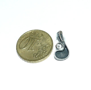 Einzelstück, Nordform-Design, kleiner Anhänger "Note" aus 925 Silber mit Bergkristall, seidenmatt, in den Tiefen geschwärzt, zum Durchfädeln. Die gesamte skandinavische / finnische Nordform-Kollektion ist so designt, daß fast alle Schmuckstücke miteinander kombinierbar sind. Besonders gut zu diesem Schmuckstück paßt Ring Nord 0029. (Lieferung erfolgt ohne Kette) -	Nur erhältlich bei www.danilogold-shop.de