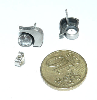 Einzelstücke, Nordform-Design, Ohrstecker "kleiner Schweif" aus 925 Silber mit einem funkeldn facettierten, runden Bergkristall, seidenmatt, in den Tiefen geschwärzt. Die gesamte skandinavische / finnische Nordform-Kollektion ist so designt, daß fast alle Schmuckstücke miteinander kombinierbar sind. Besonders gut zu diesem Schmuckstück paßt Ring Nord 0032 + 0034 sowie Anhänger Nord 0018. -	Nur erhältlich bei www.danilogold-shop.de