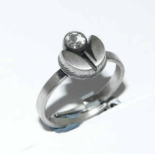 Einzelstück, Nordform-Design, Nordform-Ring "Tulpe" aus 925 Silber, seidenmatt, in den Tiefen geschwärzt, verstellbare Ringweite bis ca. 65. Die gesamte skandinavische / finnische Nordform-Kollektion ist so designt, daß fast alle Schmuckstücke miteinander kombinierbar sind. Besonders gut zu diesem Schmuckstück paßt der Ohrschmuck Nord 0063, 0064 + Anhänger Nord 0015. (Kennen Sie Ihre Ringweite? Dann geben Sie diese bei der Bestellung an, und wir stellen diese Weite vorab für Sie ein!)-www.danilogold-shop.de