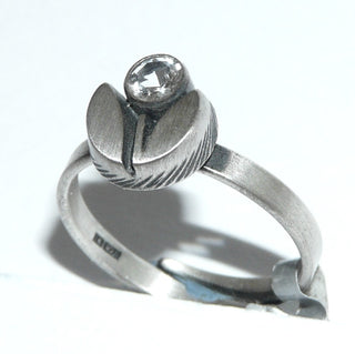 Einzelstück, Nordform-Design, Nordform-Ring "Tulpe" aus 925 Silber, seidenmatt, in den Tiefen geschwärzt, verstellbare Ringweite bis ca. 65. Die gesamte skandinavische / finnische Nordform-Kollektion ist so designt, daß fast alle Schmuckstücke miteinander kombinierbar sind. Besonders gut zu diesem Schmuckstück paßt der Ohrschmuck Nord 0063, 0064 + Anhänger Nord 0015. (Kennen Sie Ihre Ringweite? Dann geben Sie diese bei der Bestellung an, und wir stellen diese Weite vorab für Sie ein!)-www.danilogold-shop.de